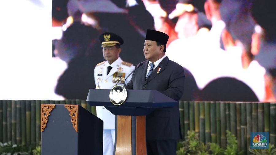 Presiden Prabowo Subianto resmi melantik 961 orang kepala daerah beserta para wakilnya. Pelantikan serentak ini pertama kali dilakukan dalam sejarah.
Pelantikan digelar di halaman tengah antara Istana Kepresidenan, Jakarta Pusat, Kamis (20/2/2025). (վ/Tri Susilo)