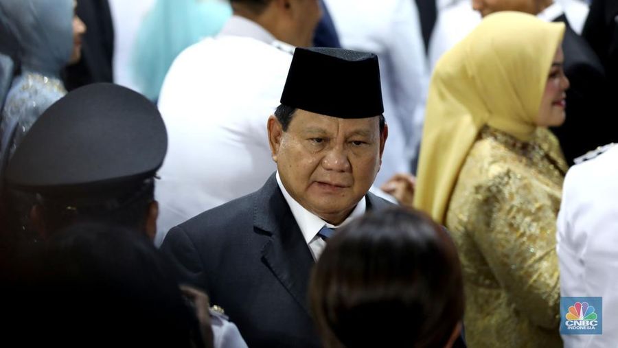 Presiden Prabowo Subianto resmi melantik 961 orang kepala daerah beserta para wakilnya. Pelantikan serentak ini pertama kali dilakukan dalam sejarah. Pelantikan digelar di halaman tengah antara Istana Kepresidenan, Jakarta Pusat, Kamis (20/2/2025). Acara ini diawali kirab dari Monas menuju Istana. (CNBC Indonesia/Tri Susilo)