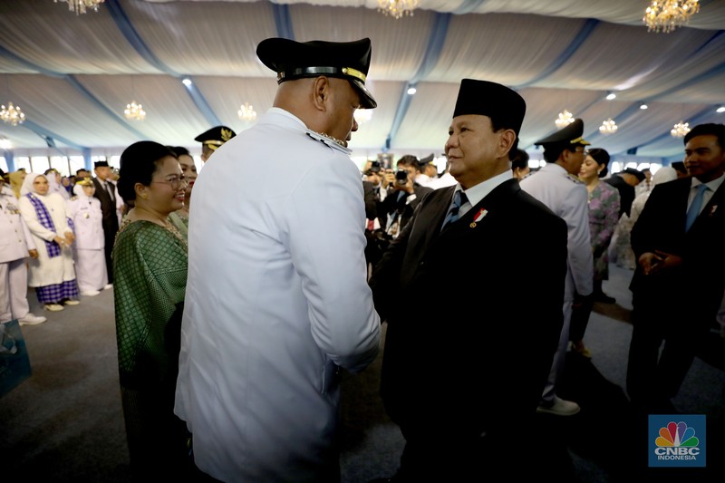 Ratusan kepala daerah seluruh Indonesia dikirab sebelum dilantik oleh Presiden Prabowo Subianto, Kamis (20/2/2025). Menteri Dalam Negeri (Mendagri) Tito Karnavian (tengah) terlihat memimpin barisan kirab yang digelar pada Kamis (20/2) itu. Selain Tito, terlihat juga wakilnya Bima Arya (kanan) dan Ribka Haluk (kiri). (CNBC Indonesia/Tri Susilo)