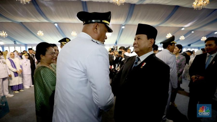 Ratusan kepala daerah seluruh Indonesia dikirab sebelum dilantik oleh Presiden Prabowo Subianto, Kamis (20/2/2025). Menteri Dalam Negeri (Mendagri) Tito Karnavian (tengah) terlihat memimpin barisan kirab yang digelar pada Kamis (20/2) itu. Selain Tito, terlihat juga wakilnya Bima Arya (kanan) dan Ribka Haluk (kiri). (CNBC Indonesia/Tri Susilo)