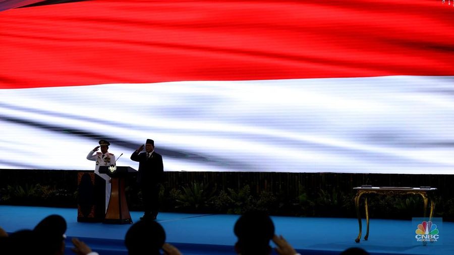 Ratusan kepala daerah seluruh Indonesia dikirab sebelum dilantik oleh Presiden Prabowo Subianto, Kamis (20/2/2025). Menteri Dalam Negeri (Mendagri) Tito Karnavian (tengah) terlihat memimpin barisan kirab yang digelar pada Kamis (20/2) itu. Selain Tito, terlihat juga wakilnya Bima Arya (kanan) dan Ribka Haluk (kiri). (CNBC Indonesia/Tri Susilo)