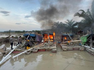 Polisi Bakar 22 Rakit Dompeng Tambang Emas Ilegal di Bungo