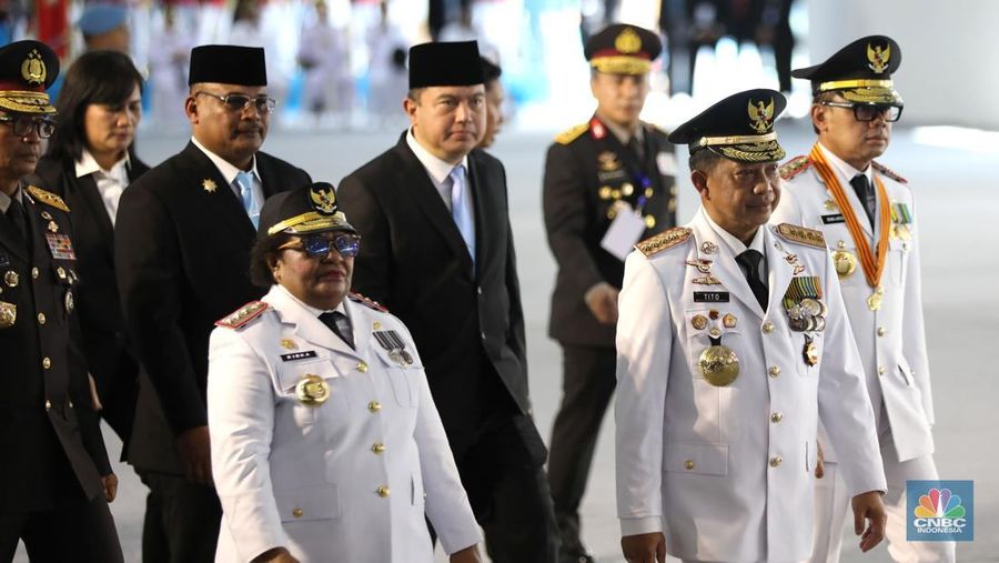 Ratusan kepala daerah seluruh Indonesia dikirab sebelum dilantik oleh Presiden Prabowo Subianto, Kamis (20/2/2025). Menteri Dalam Negeri (Mendagri) Tito Karnavian (tengah) terlihat memimpin barisan kirab yang digelar pada Kamis (20/2) itu. Selain Tito, terlihat juga wakilnya Bima Arya (kanan) dan Ribka Haluk (kiri). (CNBC Indonesia/Tri Susilo)