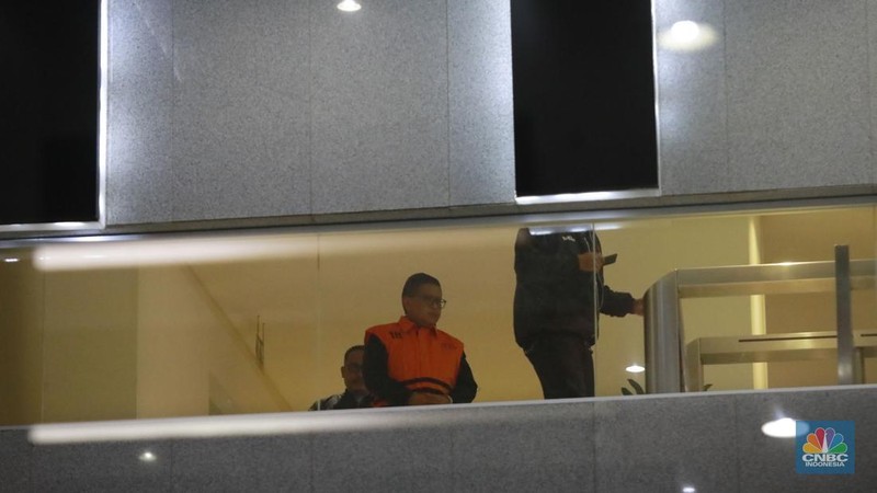 Sekjen PDIP Hasto Kristiyanto. Hasto mengenakan rompi oranye dan diborgol menyapa awak media di ruang konferensi pers, Gedung Merah Putih KPK, Kamis 20 Februari 2025. (վ/Muhamad Sabki)