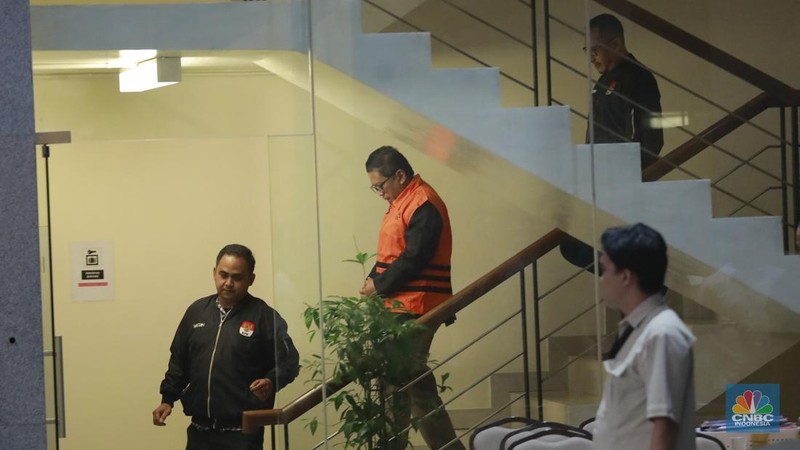 Sekjen PDIP Hasto Kristiyanto. Hasto mengenakan rompi oranye dan diborgol menyapa awak media di ruang konferensi pers, Gedung Merah Putih KPK, Kamis 20 Februari 2025. (վ/Muhamad Sabki)