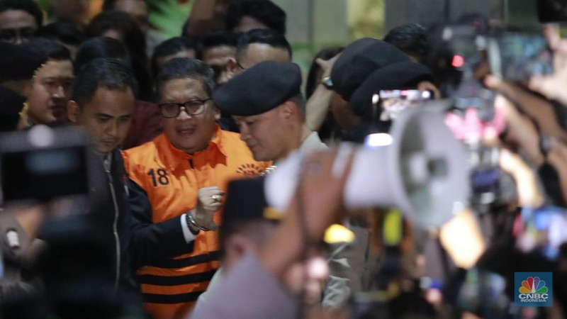 Sekjen PDIP Hasto Kristiyanto. Hasto mengenakan rompi oranye dan diborgol menyapa awak media di ruang konferensi pers, Gedung Merah Putih KPK, Kamis 20 Februari 2025. (վ/Muhamad Sabki)