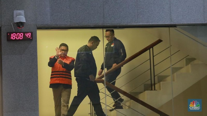 Sekjen PDIP Hasto Kristiyanto. Hasto mengenakan rompi oranye dan diborgol menyapa awak media di ruang konferensi pers, Gedung Merah Putih KPK, Kamis 20 Februari 2025. (վ/Muhamad Sabki)