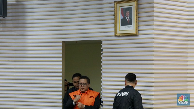 Sekjen PDIP Hasto Kristiyanto. Hasto mengenakan rompi oranye dan diborgol menyapa awak media di ruang konferensi pers, Gedung Merah Putih KPK, Kamis 20 Februari 2025. (CNBC Indonesia/Muhamad Sabki) Sekjen PDIP Hasto Kristiyanto. Hasto mengenakan rompi oranye dan diborgol menyapa awak media di ruang konferensi pers, Gedung Merah Putih KPK, Kamis 20 Februari 2025. (CNBC Indonesia/Muhamad Sabki)