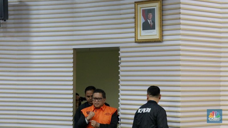 Sekjen PDIP Hasto Kristiyanto. Hasto mengenakan rompi oranye dan diborgol menyapa awak media di ruang konferensi pers, Gedung Merah Putih KPK, Kamis 20 Februari 2025. (վ/Muhamad Sabki)