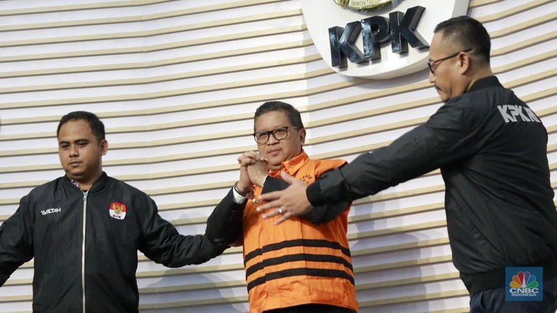 Sekjen PDIP Hasto Kristiyanto. Hasto mengenakan rompi oranye dan diborgol menyapa awak media di ruang konferensi pers, Gedung Merah Putih KPK, Kamis 20 Februari 2025. (վ/Muhamad Sabki)