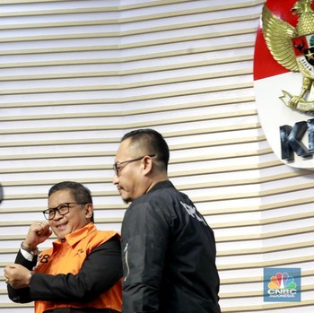 Berompi Oranye, Hasto Kristiyanto Ditahan KPK