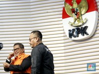 Berompi Oranye, Hasto Kristiyanto Ditahan KPK
