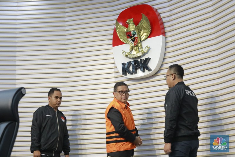 Sekjen PDIP Hasto Kristiyanto. Hasto mengenakan rompi oranye dan diborgol menyapa awak media di ruang konferensi pers, Gedung Merah Putih KPK, Kamis 20 Februari 2025. (CNBC Indonesia/Muhamad Sabki) Sekjen PDIP Hasto Kristiyanto. Hasto mengenakan rompi oranye dan diborgol menyapa awak media di ruang konferensi pers, Gedung Merah Putih KPK, Kamis 20 Februari 2025. (CNBC Indonesia/Muhamad Sabki)