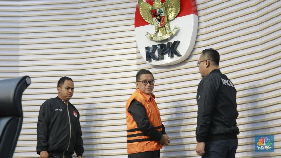 Sekjen PDIP Hasto Kristiyanto. Hasto mengenakan rompi oranye dan diborgol menyapa awak media di ruang konferensi pers, Gedung Merah Putih KPK, Kamis 20 Februari 2025. (CNBC Indonesia/Muhamad Sabki)