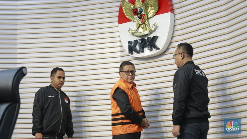 Sekjen PDIP Hasto Kristiyanto. Hasto mengenakan rompi oranye dan diborgol menyapa awak media di ruang konferensi pers, Gedung Merah Putih KPK, Kamis 20 Februari 2025. (վ/Muhamad Sabki)