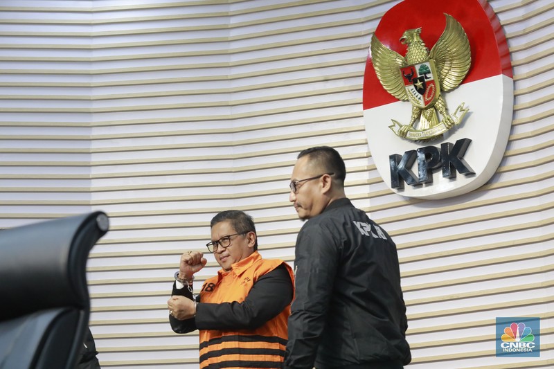 Sekjen PDIP Hasto Kristiyanto. Hasto mengenakan rompi oranye dan diborgol menyapa awak media di ruang konferensi pers, Gedung Merah Putih KPK, Kamis 20 Februari 2025. (CNBC Indonesia/Muhamad Sabki)