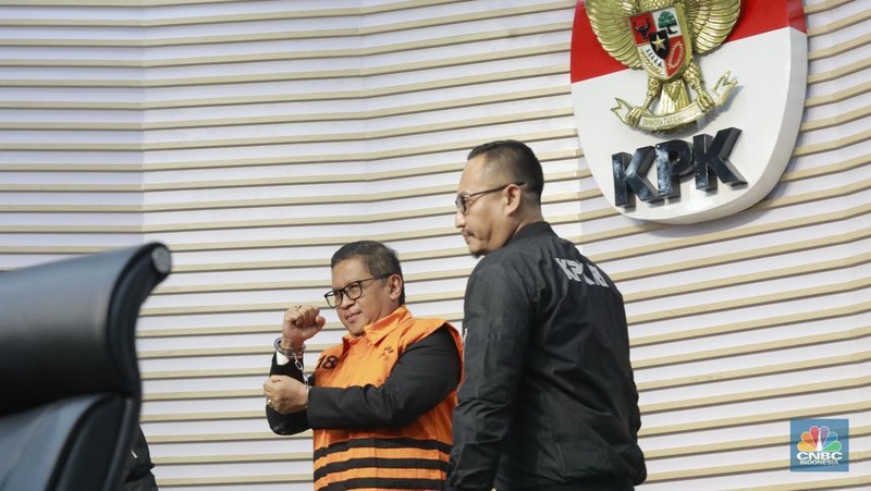 Sekjen PDIP Hasto Kristiyanto. Hasto mengenakan rompi oranye dan diborgol menyapa awak media di ruang konferensi pers, Gedung Merah Putih KPK, Kamis 20 Februari 2025. (վ/Muhamad Sabki)