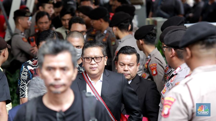 Sekjen PDIP Hasto Kristiyanto tiba di Kantor KPK, Jakarta, Kamis (20/2/2025). Ia terjerat kasus dugaan suap Harun Masiku. Hasto sudah menjadi tersangka KPK. (CNBC Indonesia/Muhammad Sabki)