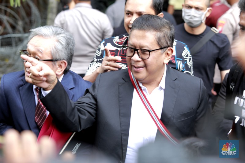 Sekjen PDIP Hasto Kristiyanto tiba di Kantor KPK, Jakarta, Kamis (20/2/2025). Ia terjerat kasus dugaan suap Harun Masiku. Hasto sudah menjadi tersangka KPK. Sekjen PDIP Hasto Kristiyanto tiba di Kantor KPK, Jakarta, Kamis (20/2/2025). Ia terjerat kasus dugaan suap Harun Masiku. Hasto sudah menjadi tersangka KPK. (CNBC Indonesia/Muhammad Sabki)