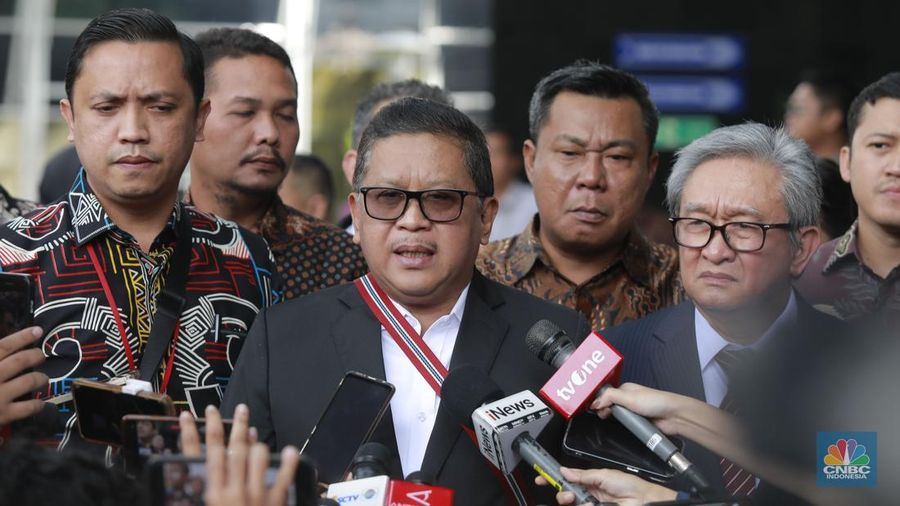 Sekjen PDIP Hasto Kristiyanto tiba di Kantor KPK, Jakarta, Kamis (20/2/2025). Ia terjerat kasus dugaan suap Harun Masiku. Hasto sudah menjadi tersangka KPK. (CNBC Indonesia/Muhammad Sabki)