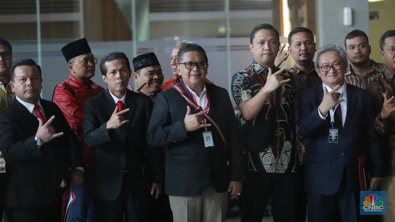 Sekjen PDIP Hasto Kristiyanto tiba di Kantor KPK, Jakarta, Kamis (20/2/2025). Ia terjerat kasus dugaan suap Harun Masiku. Hasto sudah menjadi tersangka KPK. Sekjen PDIP Hasto Kristiyanto tiba di Kantor KPK, Jakarta, Kamis (20/2/2025). Ia terjerat kasus dugaan suap Harun Masiku. Hasto sudah menjadi tersangka KPK. (CNBC Indonesia/Muhammad Sabki)