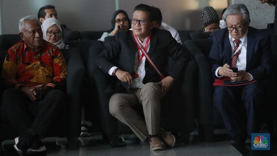 Sekjen PDIP Hasto Kristiyanto tiba di Kantor KPK, Jakarta, Kamis (20/2/2025). Ia terjerat kasus dugaan suap Harun Masiku. Hasto sudah menjadi tersangka KPK. (CNBC Indonesia/Muhammad Sabki)