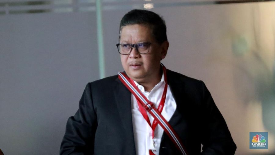 Sekjen PDIP Hasto Kristiyanto tiba di Kantor KPK, Jakarta, Kamis (20/2/2025). Ia terjerat kasus dugaan suap Harun Masiku. Hasto sudah menjadi tersangka KPK. (CNBC Indonesia/Muhammad Sabki)