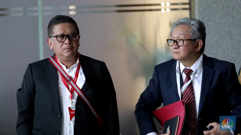 Sekjen PDIP Hasto Kristiyanto tiba di Kantor KPK, Jakarta, Kamis (20/2/2025). Ia terjerat kasus dugaan suap Harun Masiku. Hasto sudah menjadi tersangka KPK. Sekjen PDIP Hasto Kristiyanto tiba di Kantor KPK, Jakarta, Kamis (20/2/2025). Ia terjerat kasus dugaan suap Harun Masiku. Hasto sudah menjadi tersangka KPK. (CNBC Indonesia/Muhammad Sabki)