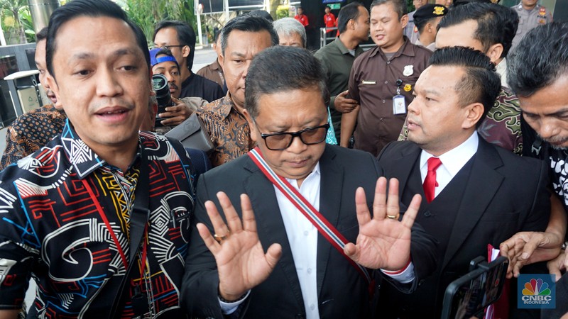 Sekjen PDIP Hasto Kristiyanto tiba di Kantor KPK, Jakarta, Kamis (20/2/2025). Ia terjerat kasus dugaan suap Harun Masiku. Hasto sudah menjadi tersangka KPK. Sekjen PDIP Hasto Kristiyanto tiba di Kantor KPK, Jakarta, Kamis (20/2/2025). Ia terjerat kasus dugaan suap Harun Masiku. Hasto sudah menjadi tersangka KPK. (CNBC Indonesia/Muhammad Sabki)