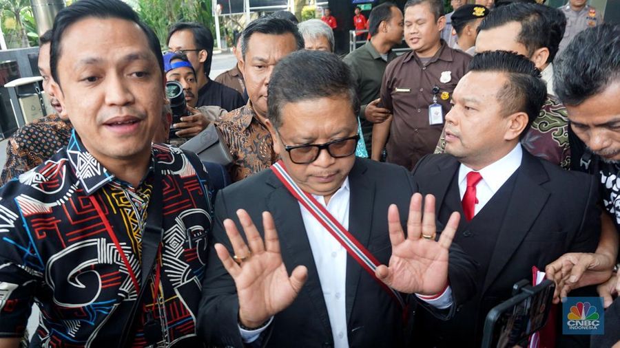 Sekjen PDIP Hasto Kristiyanto tiba di Kantor KPK, Jakarta, Kamis (20/2/2025). Ia terjerat kasus dugaan suap Harun Masiku. Hasto sudah menjadi tersangka KPK. (CNBC Indonesia/Muhammad Sabki)