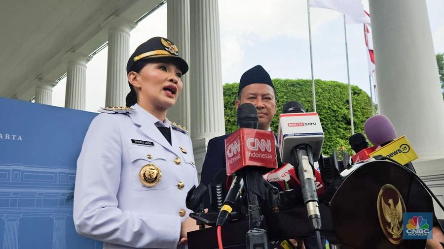 Sherly Tjoanda memberikan keterangan kepada media usai dilantik oleh Presiden Prabowo Subianto sebagai Gubernur Maluku Utara di Halaman Istana Merdeka, Jakarta, Kamis (20/2/2025). (վ/Emir Yanwardhana)