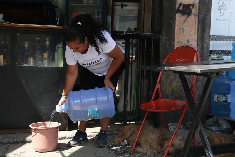 Dayana da Silva, 38, menunjukkan kehabisan air di rumahnya di tengah gelombang panas ekstrem di daerah kumuh Jacarezinho di Rio de Janeiro, Brasil, 18 Februari 2025. Dayana da Silva, 38, menunjukkan kehabisan air di rumahnya di tengah gelombang panas ekstrem di daerah kumuh Jacarezinho di Rio de Janeiro, Brasil, 18 Februari 2025. (REUTERS/Aline Massuca)