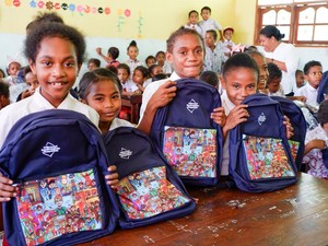 Telkomsel Distribusikan Ribuan Tas Sekolah ke Pelajar di Sumatera-Papua