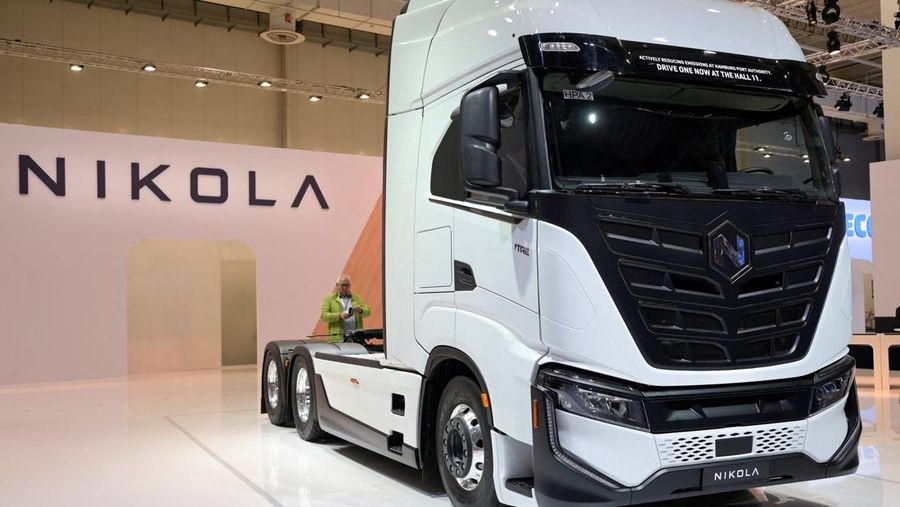 Truk Artic bertenaga hidrogen di stan pembuat truk AS Nikola di pameran Transportasi IAA di Hanover, Jerman, 19 September 2022. (REUTERS/Fabian Bimmer/File Foto)