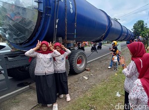 Truk Tabung Raksasa Parkir di Banyumas Jadi Wisata Dadakan, Pedagang Panen Cuan
