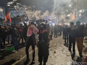 Ada yang Lempar Molotov-Petasan Saat Demo Indonesia Gelap di Patung Kuda