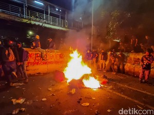 Video: Molotov-Petasan Warnai Demo Indonesia Gelap di Patung Kuda!