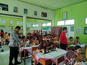Siswa SD di Sanankulon Girang Dapat Makan Gratis dari Polres Blitar Kota
