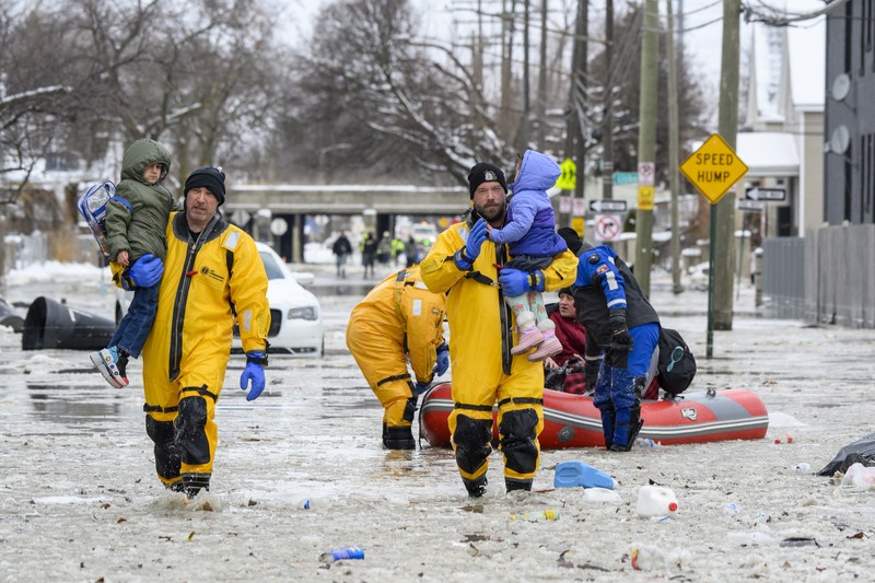 Sebuah truk pemuat depan melaju di Green Street setelah pipa air utama pecah di Detroit yang menyebabkan banjir besar dan memicu evakuasi, Senin, 17 Februari 2025. Sebuah truk pemuat depan melaju di Green Street setelah pipa air utama pecah di Detroit yang menyebabkan banjir besar dan memicu evakuasi, Senin, 17 Februari 2025. (Andy Morrison/Detroit News via AP)