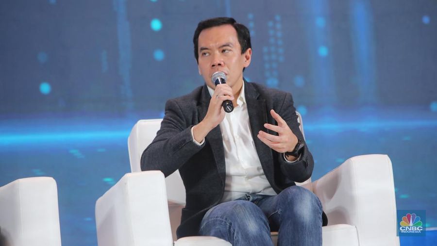 Chairman of Fordigi BUMN, Fajrin Rasyid menyampaikan pemaparan dalam acara dalam acara Tech & Telco Summit 2025 di Jakarta, Jumat (21/2/2025).  (CNBC Indonesia/Faisal Rahman)