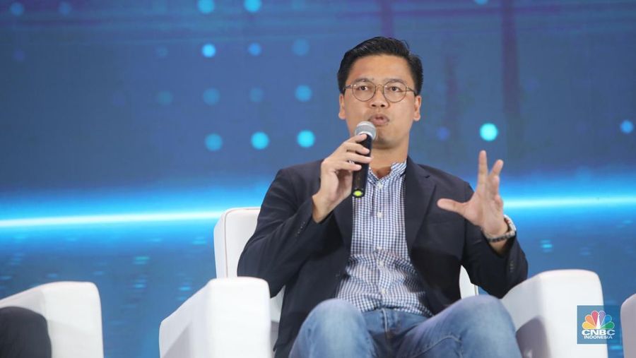 Commercial Lead Indonesia AMD, Brando Lubis menyampaikan pemaparan dalam acara dalam acara Tech & Telco Summit 2025 di Jakarta, Jumat (21/2/2025). (CNBC Indonesia/Faisal Rahman)