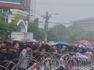 Massa Aksi Indonesia Gelap DPRD Jatim Bertahan Meski Diguyur Hujan Deras