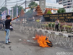 Massa Demo Indonesia Gelap Baca Puisi Sambil Bakar Ban di Depan DPRD Jatim