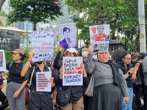 Massa Indonesia Gelap Mulai Datang ke Patung Kuda, Berpakaian Serba Hitam