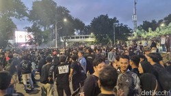 Situasi Terkini Massa Indonesia Gelap Masih Bertahan di Patung Kuda