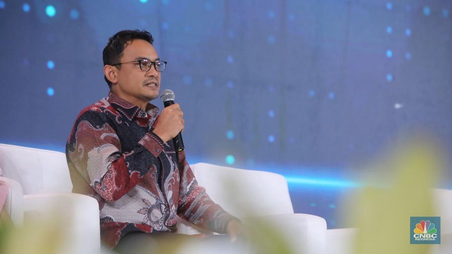 Direktur Network Telkomsel, Indra Mardiatna menyampaikan pemaparan dalam acara dalam acara Tech & Telco Summit 2025 di Jakarta, Jumat (21/2/2025). (CNBC Indonesia/Faisal Rahman)