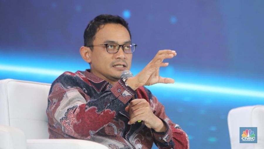 Direktur Network Telkomsel, Indra Mardiatna menyampaikan pemaparan dalam acara Tech & Telco Summit 2025 di Jakarta, Jumat (21/2/2025). (CNBC Indonesia/Faisal Rahman)