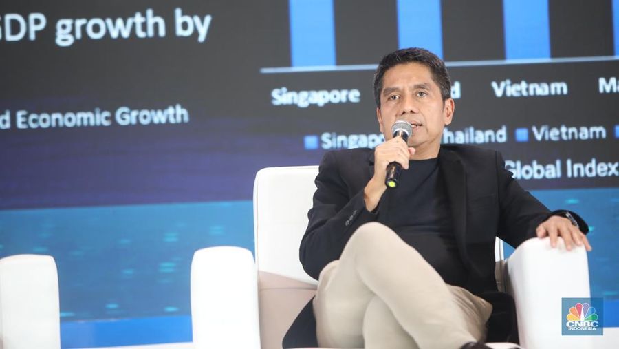 Direktur Utama Surge, Yune Marketatmo menyampaikan pemaparan dalam acara dalam acara Tech & Telco Summit 2025 di Jakarta, Jumat (21/2/2025). (CNBC Indonesia/Faisal Rahman)