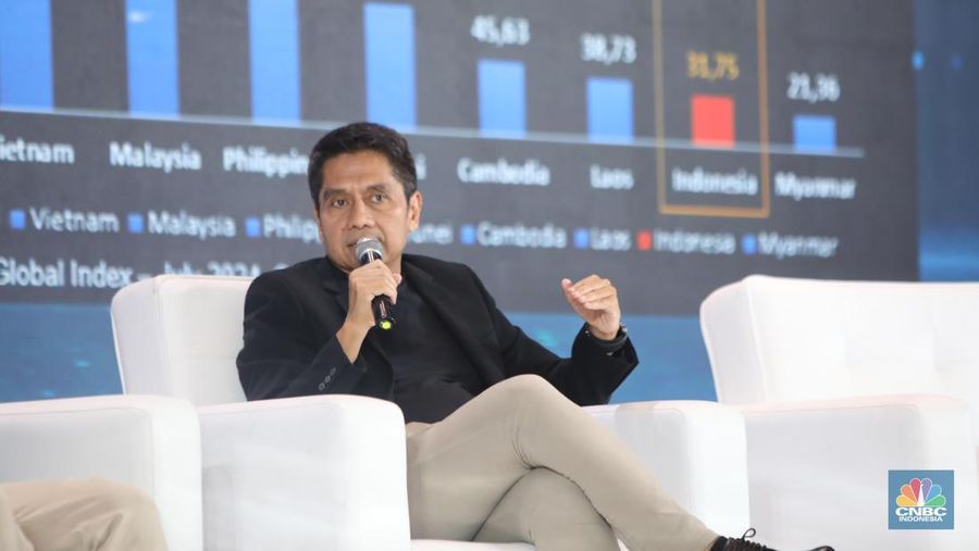 Direktur Utama Surge, Yune Marketatmo menyampaikan pemaparan dalam acara dalam acara Tech & Telco Summit 2025 di Jakarta, Jumat (21/2/2025). (CNBC Indonesia/Faisal Rahman)