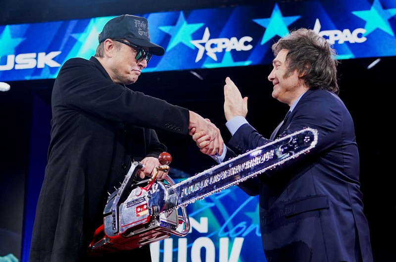 Elon Musk memegang gergaji mesin di atas panggung saat menghadiri Konferensi Aksi Politik Konservatif (CPAC) di National Harbor, Maryland, AS, 20 Februari 2025. Elon Musk memegang gergaji mesin di atas panggung saat menghadiri Konferensi Aksi Politik Konservatif (CPAC) di National Harbor, Maryland, AS, 20 Februari 2025. (REUTERS/Nathan Howard)